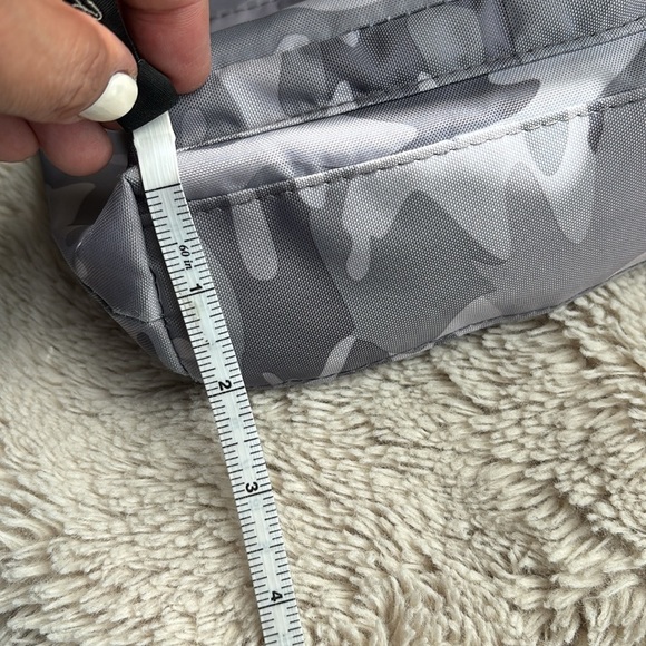 Baggallini light grey camouflage travel bag w multiple zippers pockets & strap - Picture 10 of 10